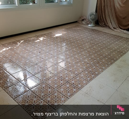 ריצוף חדש עם אריחים מעוצבים בחדר